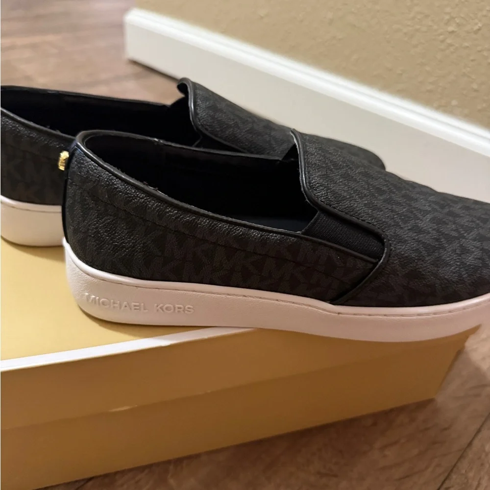 Michael Kors women’s size 8 black leather Keaton slip ons